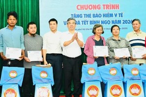 市委副书记阮福禄和陈勇河副经理向同胞们赠送礼物。