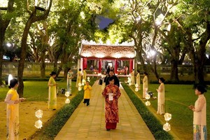 文庙—国子监文化与科学活动中心推出的夜间旅游线路“越南音色”。