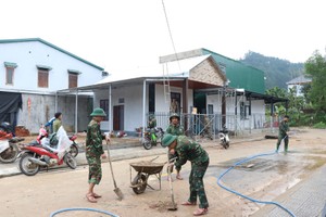 官兵们为民众打扫卫生迎春节。