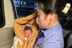  铁路乘务员在列车上成功接生一名男婴。