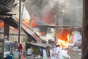 火焰猛烈爆发 — 视频截屏图。