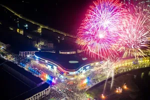 河内将燃放烟花庆祝党 “十四大”圆满成功。