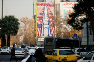 这是1月6日在伊朗首都德黑兰街头拍摄的反对美国和以色列的宣传海报。