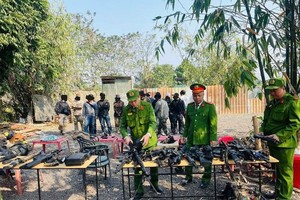 警察检查多支塑胶弹枪。