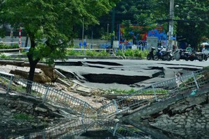豆腐涌沿岸街道地陷深坑，疑因污水输送截流管漏水所致