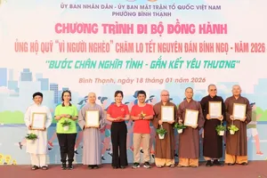 胡志明市平盛坊组织步行活动，关照民众春节生活。