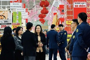 检查团在北宁省零售系统视察。