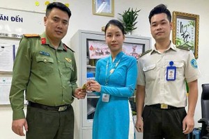 岘港国际机场口岸公安向航空公司移交钻戒，以归还给乘客。