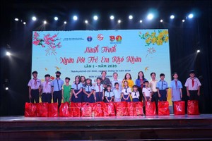 胡志明市卫生厅副厅长阮曾明与共青团市委领导值2026丙午年春节之际向贫困儿童赠送礼物。