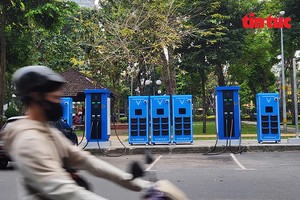 胡志明市多条干线正获各企业开展安装换电柜和充电站。