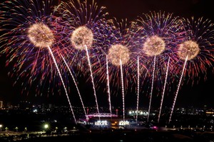 “在党的光荣旗帜下”特别文艺活动总彩排现场的特别烟花表演。