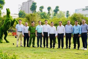 胡志明市领导与各位代表、投资商在公园合影。