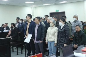 出庭受审的各被告。