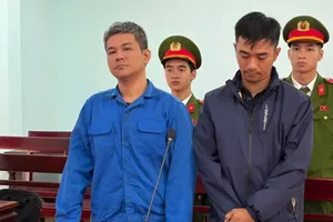 嫌疑人杨曰州和阮国进在庭上。