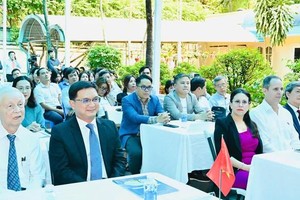 胡志明市人委会副主席阮孟强（左二）出席仪式。