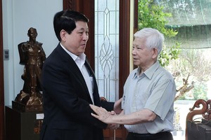 越南国家主席梁强看望慰问原国家主席阮明哲。