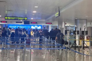 新山一机场医疗检疫区。