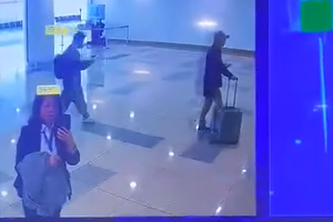 内牌国际机场实行全天候严密卫生检疫管控。凭借现代化的IR Fever Warning System 红外扫描系统，全部入境旅客在降落后立即接受自动体温筛查。截图自：NIA