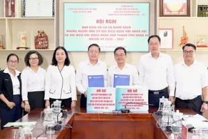 国会代表及胡志明市人民议会代表候选人卷宗、资料交接会议。