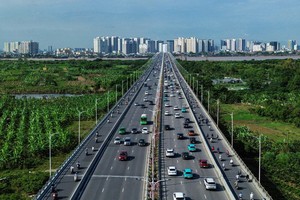 车辆在高速公路上行驶。