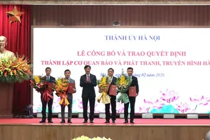 河内市委书记阮维玉向河内新闻与广播电视台领导班子颁授任命决定。