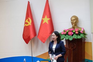 党中央书记处书记、国家副主席武氏映春发表讲话。