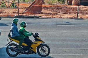  两名嫌疑人在抢劫银行后逃窜。