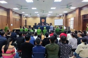  涉及黑帮头目“木头”孟的“行贿”、“中介受贿”及“受贿”案中，4名原林检员出庭受审的画面。