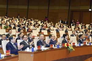 贯彻落实党 “十四大”决议会议：确立新发展思维，开创民族奋发图强新纪元