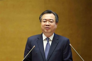 党中央委员、党中央书记处书记、中央政策战略委员会主任阮青毅在会上作报告。