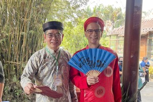 外国外交官体验越南传统长衫与头巾。