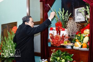 越南国会主席陈青敏在67号房上香缅怀胡志明主席。