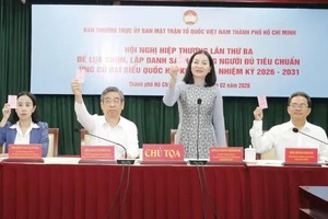 主席团表决通过第十六届国会代表候选人名单。