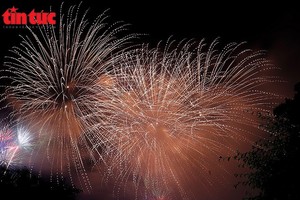 越南首都河内将于除夕夜（2月17日）0点至0点15分，在全市所有坊、乡的34个地点燃放烟花。