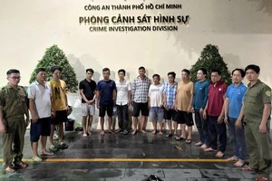 警方抓获40多名涉及赌博、斗鸡的嫌疑人。