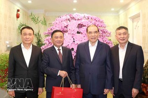 陈锦秀书记走访慰问党中央原总书记农德孟。