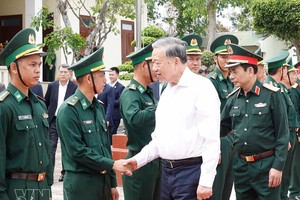 苏林总书记春节前走访慰问亚赫辽边防哨所干部和战士。