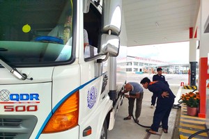 司机停车加油。