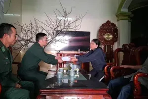 炉门-滨水港口岸边防哨所领导探望渔民家属。