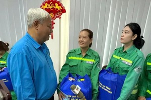 武克泰同志探望并向胡志明市都市环境有限责任公司工人赠送新年礼物。