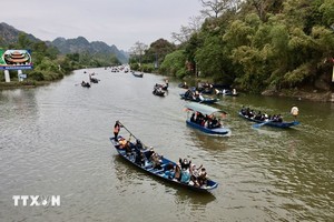 游客前往香寺时不仅能踏上朝佛之旅，还可泛舟于山水之间，尽览春日胜景。