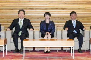 2月18日，日本首相高市早苗（中）在东京与阁僚出席内阁会议。