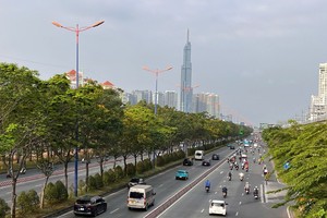 2月23日上午，武元甲街邻近西贡桥路段车辆稀少。