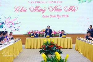 越南政府总理范明政在2026年春节假期后的首个工作日会见了政府办公厅全体干部、职员。