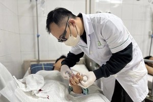 春节期间，各家医院收治多起烟花爆竹导致的创伤急诊病例。