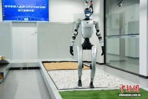 图为人形机器人在不同“路况”上进行MTBF(平均无故障间隔时间)的检测。