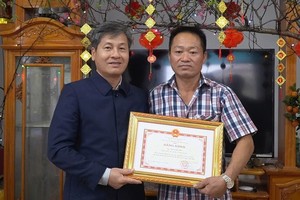 老街省人委会副主席吴幸福向何玉山颁发省人委会主席的奖状。