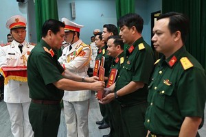 第七军区副司令邓文凛少将颁发乡级军事指挥处指挥长职务任命决定。