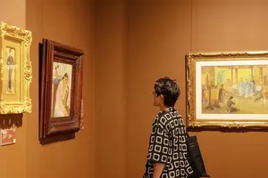 游客参观胡志明市光山艺术博物馆。