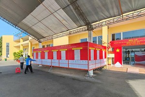 各负责部门对选举点进行仔细检查，为提前选举日做好准备。